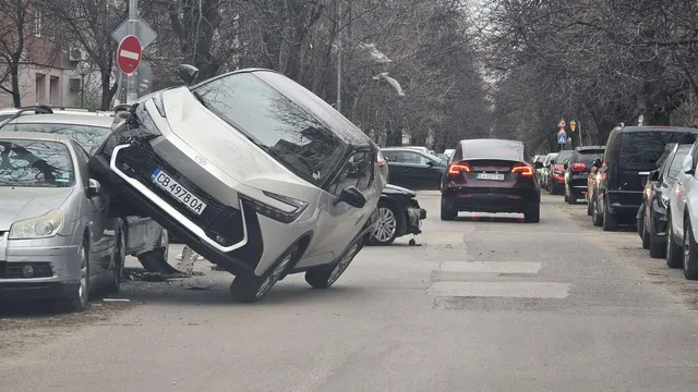 Зрелищно ПТП в София: кола се качи върху друга