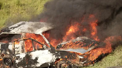 10-годишно момче предизвика пожар, изгоря автомобил