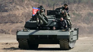 По кожени якета и на гъсенични вериги: Ким Чен-ун качи щерка си на танк
