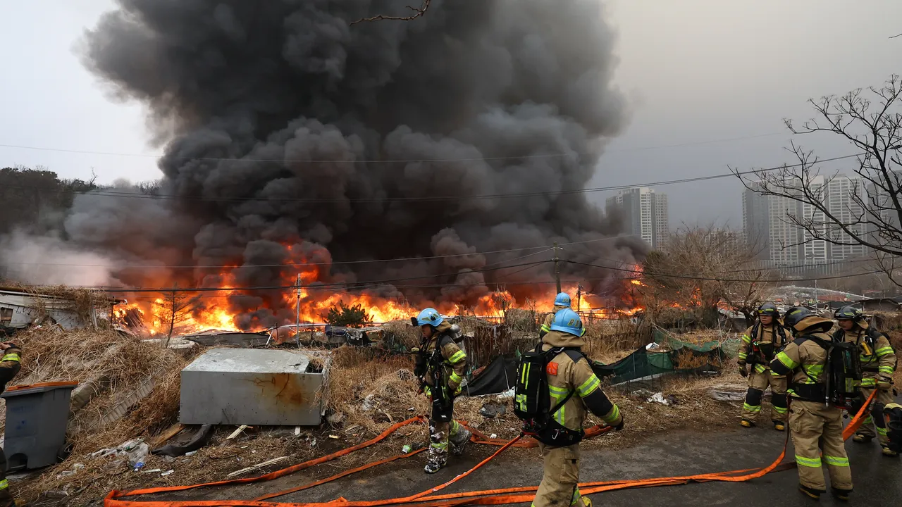 Десетки с опасност за живота след пожар във фабрика в Южна Корея