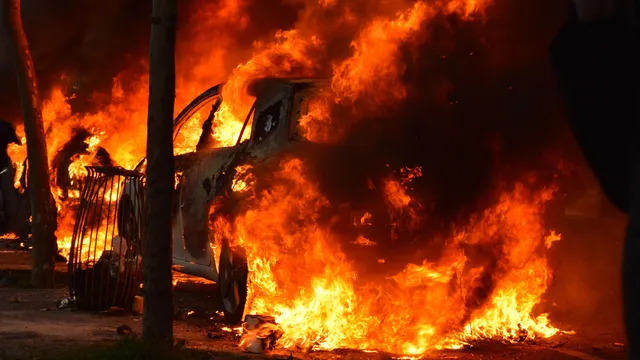 Над 50 автомобила изгоряха при пожар в автоморга в Хасково