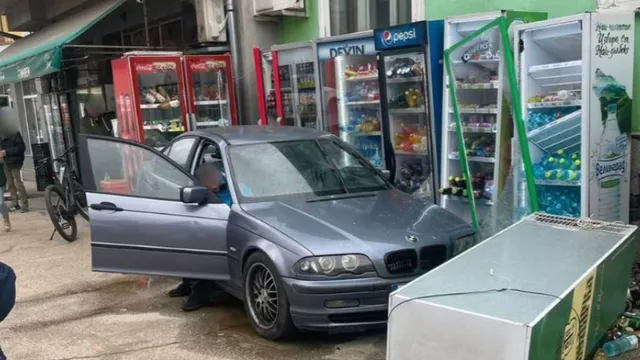 Дрифт в Габрово завърши с удар в магазин