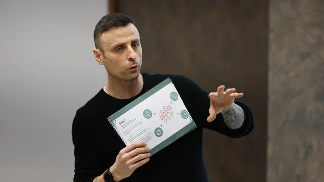 Бербатов държи пистолет в автомобила си (ВИДЕО)