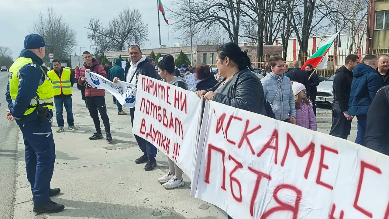 Път в окаяно състояние предизвика протест в Бургас