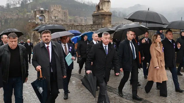 Велико Търново отбеляза празника си с тържествено шествие