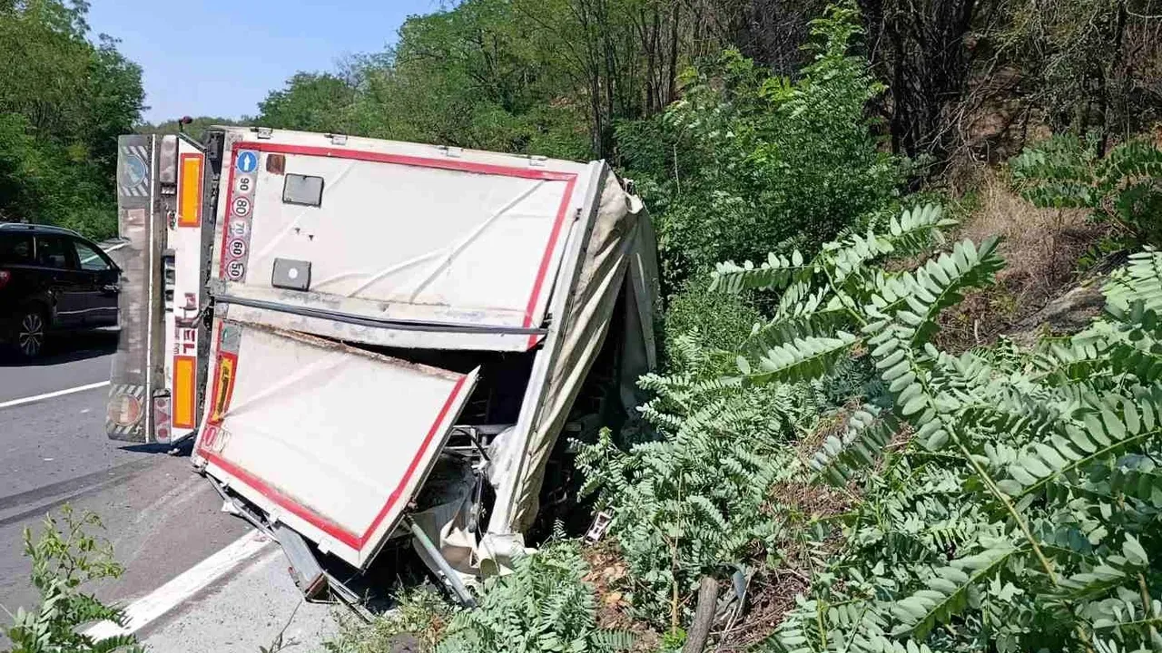 ТИР се обърна на АМ „Тракия“, движението е затруднено
