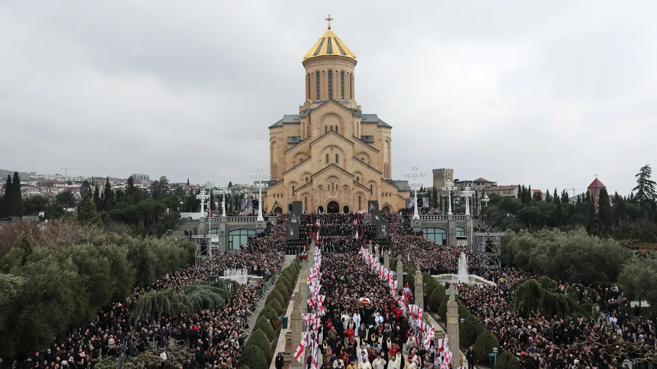 Хиляди отидоха на погребението на грузинския патриарх Илия Втори