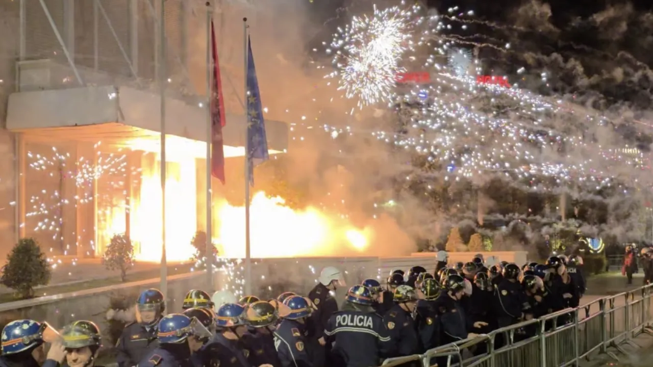 Протести в Тирана: Коктейли Молотов срещу институции и сблъсъци с полицията