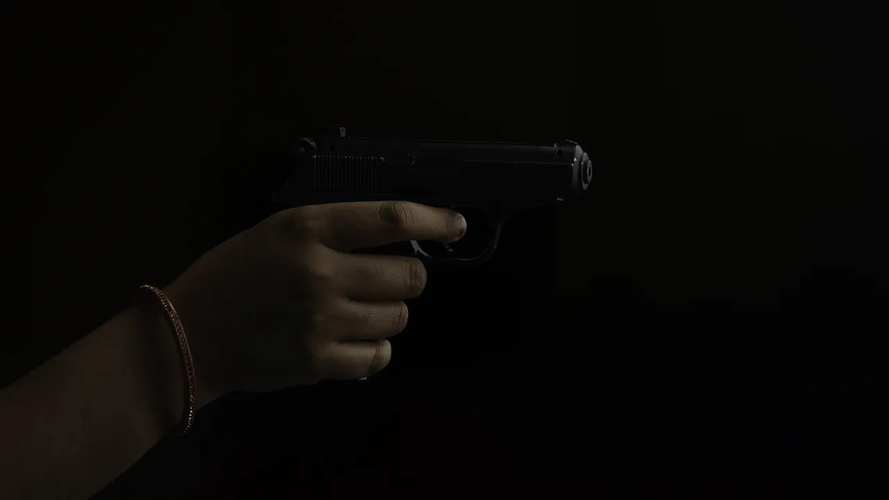 Ученикът, стрелял с газов пистолет в класната стая, получи "обществено порицание" от съда