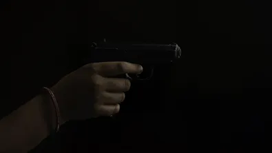 Ученикът, стрелял с газов пистолет в класната стая, получи "обществено порицание" от съда