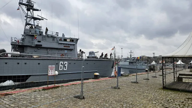 "Възраждане": На пристанище Варна има повече чужди въоръжени бойни кораби, отколкото български