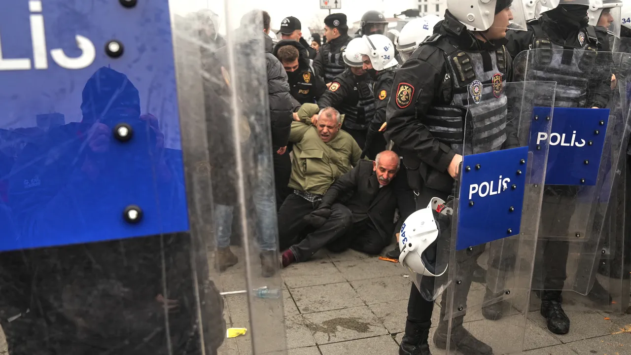 Турската полиция закопча 25 души в Истанбул за връзки с ФЕТО