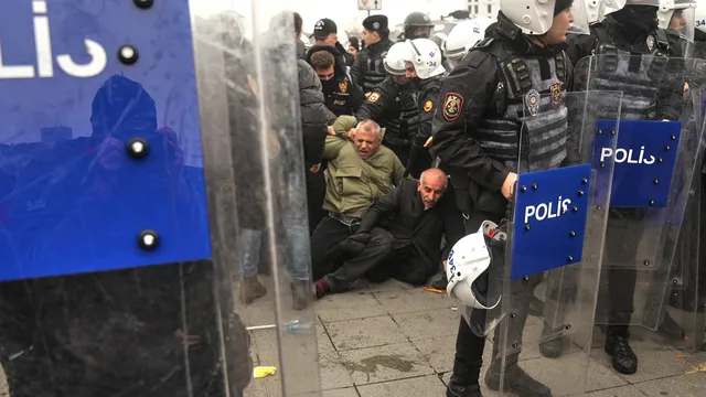 Турската полиция закопча 25 души в Истанбул за връзки с ФЕТО