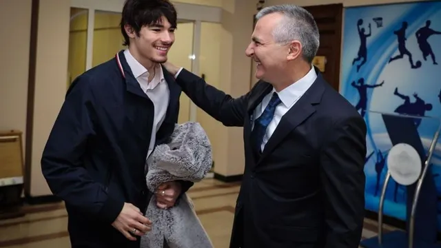 Министър Илиев връчи премия на Никола Цолов