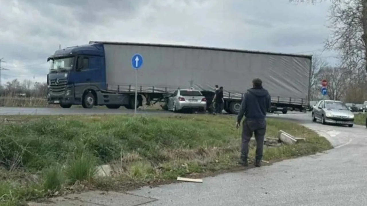 Кола се вряза в камион на пътя Пловдив - Хасково, има пострадали
