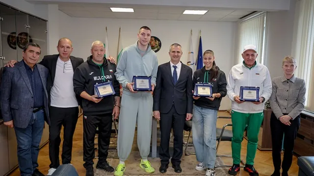 Министър Илиев награди лекоатлетите Божидар Саръбоюков и Александра Начева