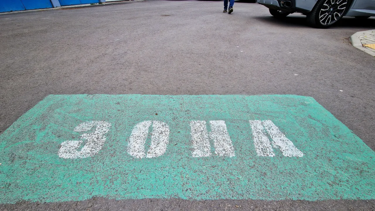 ВАС спря поскъпването на "синята" и "зелена" зона, отряза и "уикенд зоната"