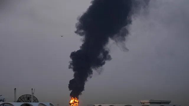 Пожар на летището в Кувейт след като дрон удари резервоар за гориво