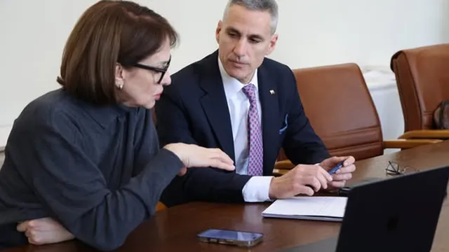 Външно покани Христо Грозев да помага срещу дезинформацията