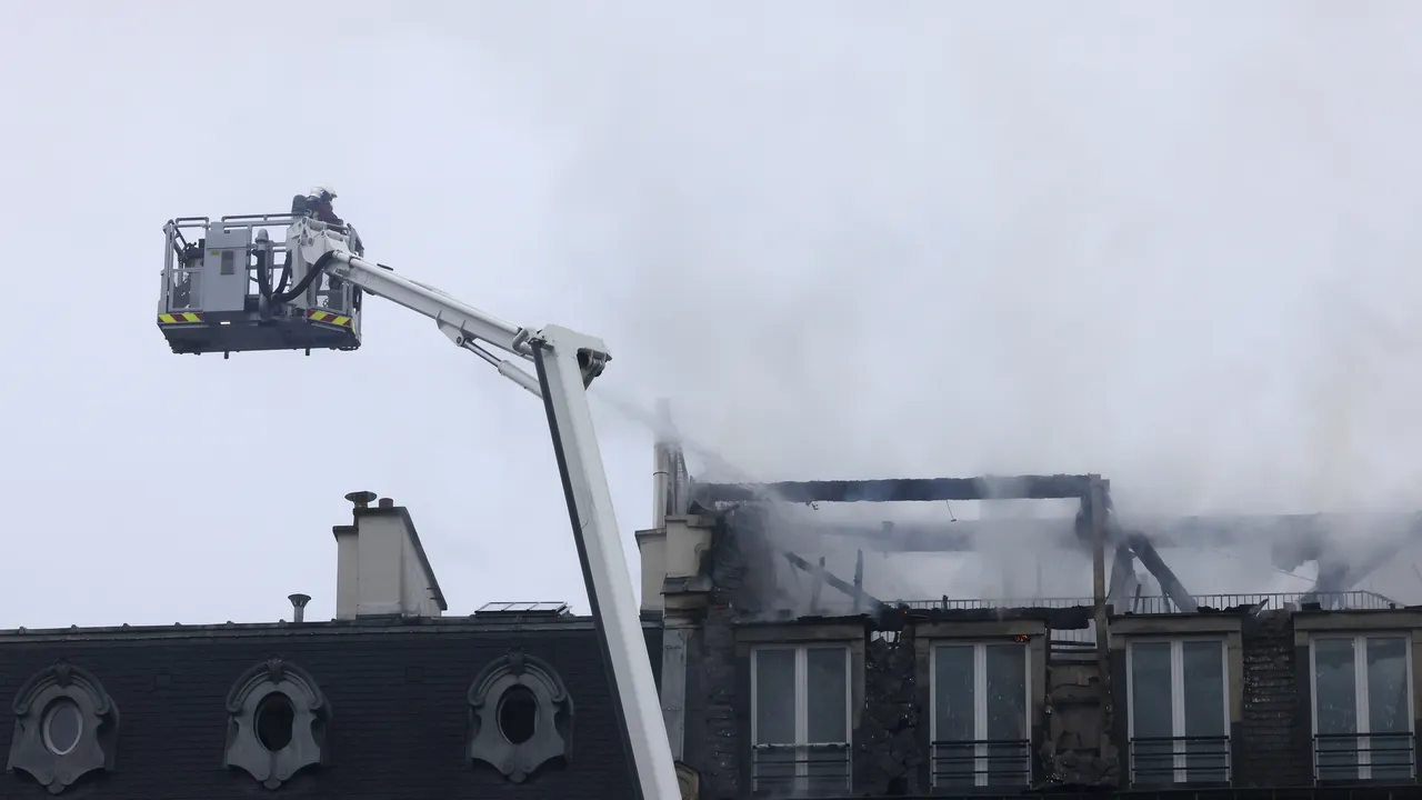 Пожар в сърцето на Париж: Евакуираха 400 души от елитен хотел