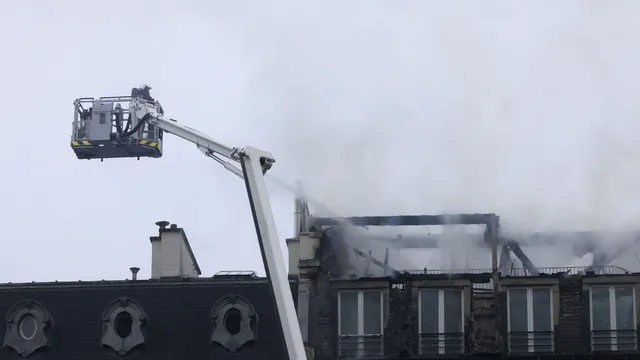 Пожар в сърцето на Париж: Евакуираха 400 души от елитен хотел