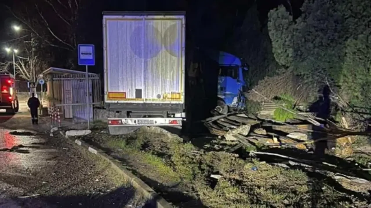 Пиян шофьор на ТИР се вряза в двор на фирма в Каспичан