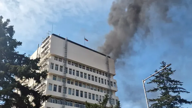 Огън обхвана сградата на общината в Разград