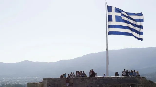 Гърция увеличава минималната заплата на 920 евро