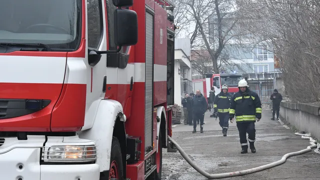 Пожар в жилищен блок в столичния квартал Павлово (ВИДЕО)