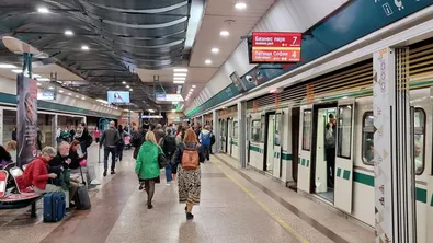 Намушкани хора до метростанция ,,Васил Левски”