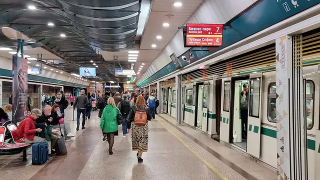 Намушкани хора до метростанция ,,Васил Левски”