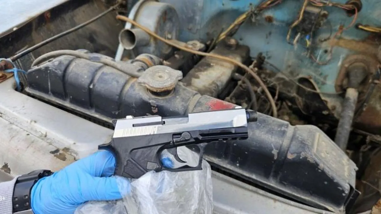 Иззеха 19 кг канабис в бидони и незаконно оръжие в Монтанско (СНИМКИ)