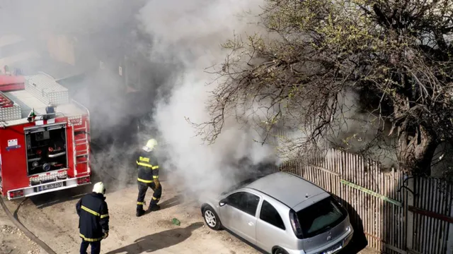 Пожар избухна до мол във Варна, горя изоставена къща