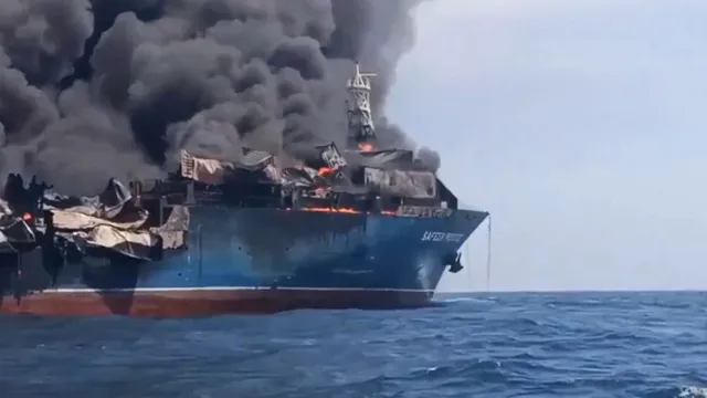 Техеран взриви пакистански танкер в Ормузкия проток (ВИДЕО)