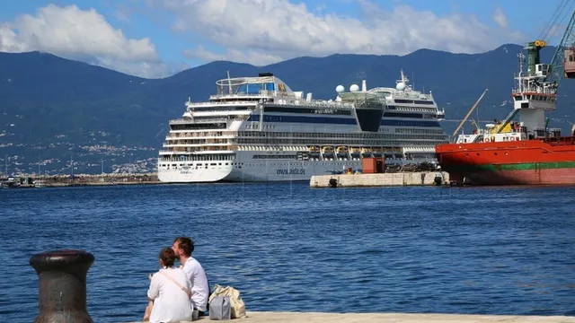 Гол българин нахлу в каюта на студентки на ферибот за Крит