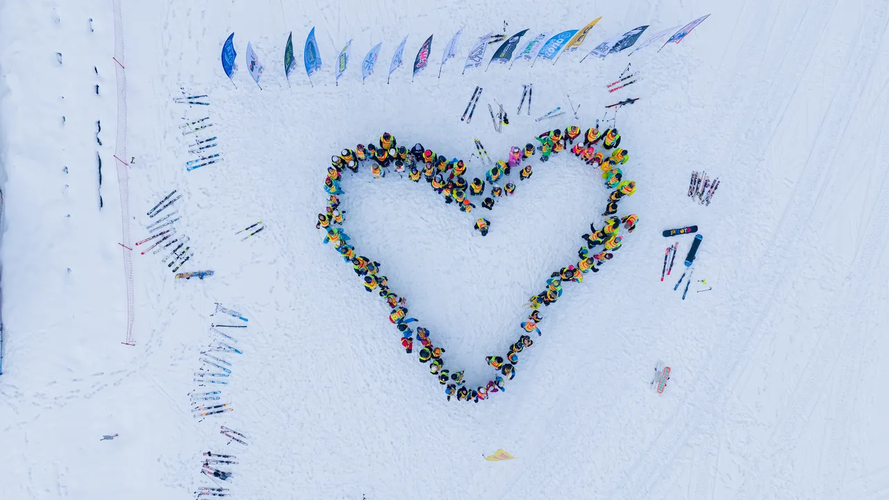 Отвисоко: Деца изписаха сърце на пистата в Пампорово