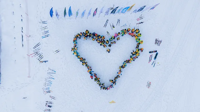 Отвисоко: Деца изписаха сърце на пистата в Пампорово