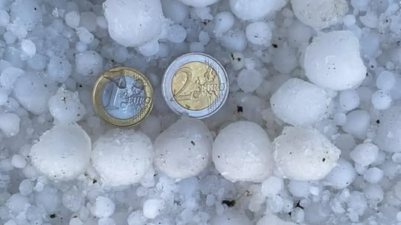 Дни преди Лазаровден: Градушка като орех удари Крумовград (ВИДЕО)