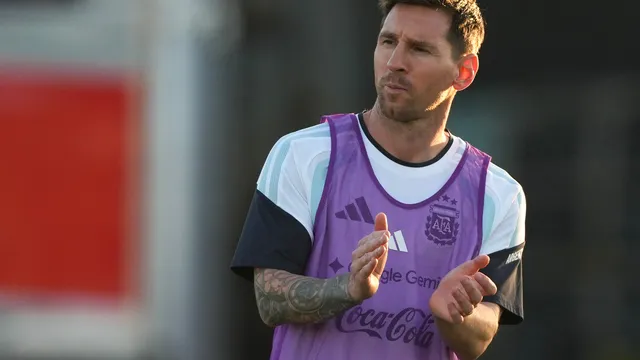 КОМИЧНО: Голмайсторът на ЦСКА 1948 се сби със съотборниците си заради Меси (ВИДЕО)