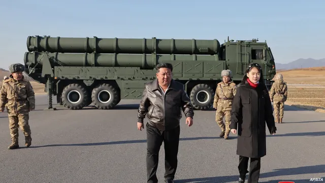 Ким Чен-ун наблюдава тест на ракетен двигател с висока тяга