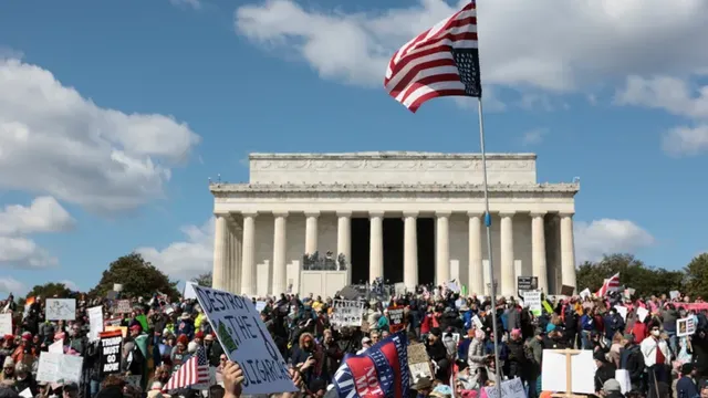 Америка на улицата: Милиони срещу войната с Иран и властта на Тръмп