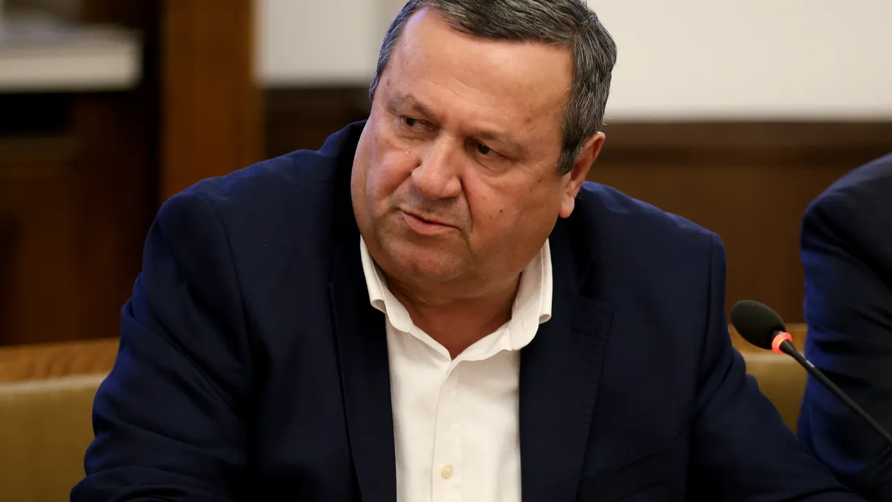 Адемов: Няма да позволим кризата да удари по джоба на хората