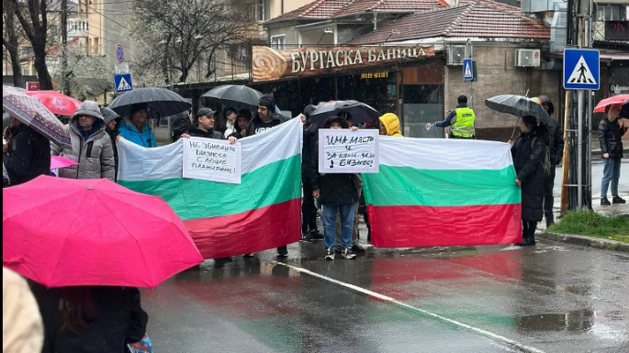 Въпреки дъжда: протест блокира улица в кв. Сарафово (ВИДЕО)