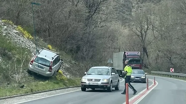 Катастрофа в Кресненското дефиле: кола излетя от пътя към София