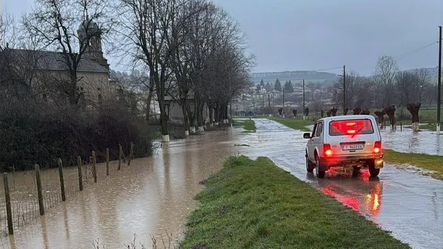 Призив за евакуация в с. Априлово: Черни Лом прехвърли дигите - обстановката е критична (СНИМКИ)