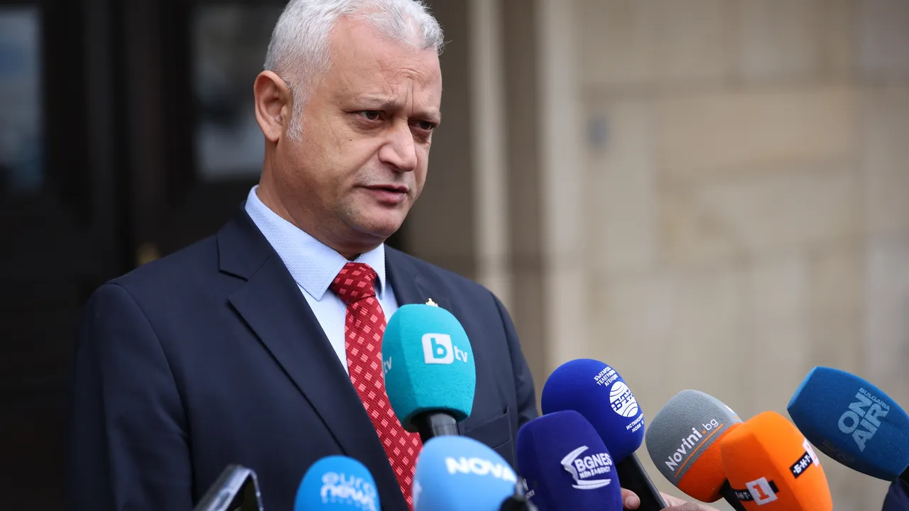 Емил Дечев: Неприемливо е такова мишкуване и трупане на сиренце от мандрата на Пепи Еврото