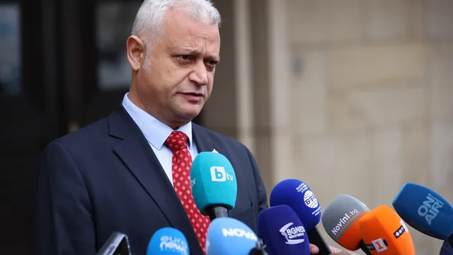 Емил Дечев: Неприемливо е такова мишкуване и трупане на сиренце от мандрата на Пепи Еврото