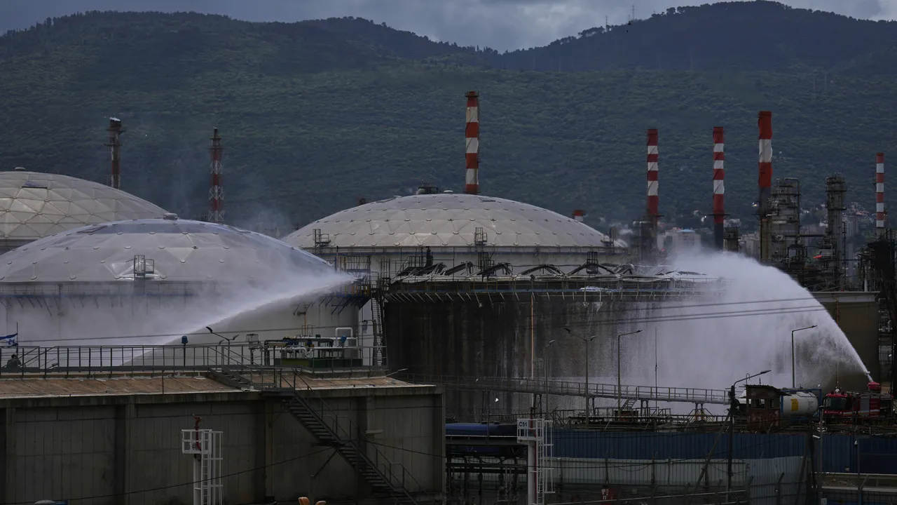 Отломки от ракета удариха цистерна с гориво на рафинерията в Хайфа