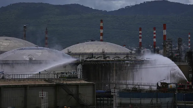 Отломки от ракета удариха цистерна с гориво на рафинерията в Хайфа