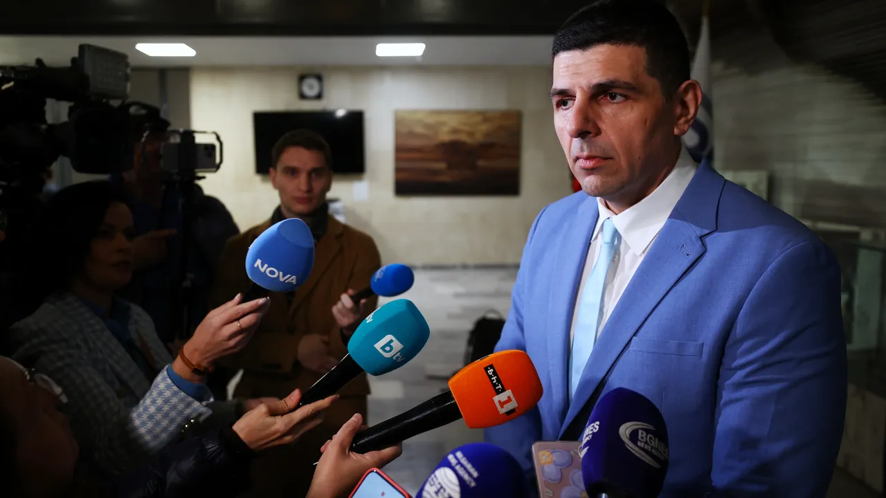 Мирчев: Споделените пътувания на Русинова и Пепи Еврото са тест за държавата